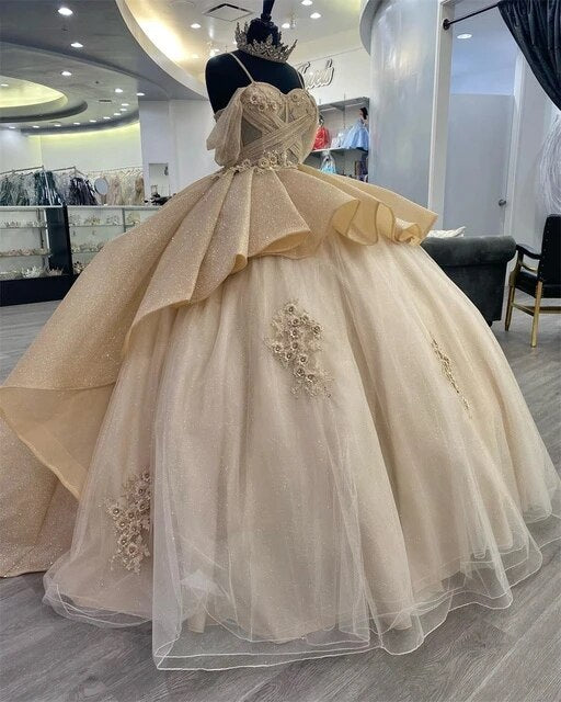 Sparkly Champagne Princess Ball Gown Quinceanera Dresses Elegant Straps Appliques Sweet 16 Dress Y4150